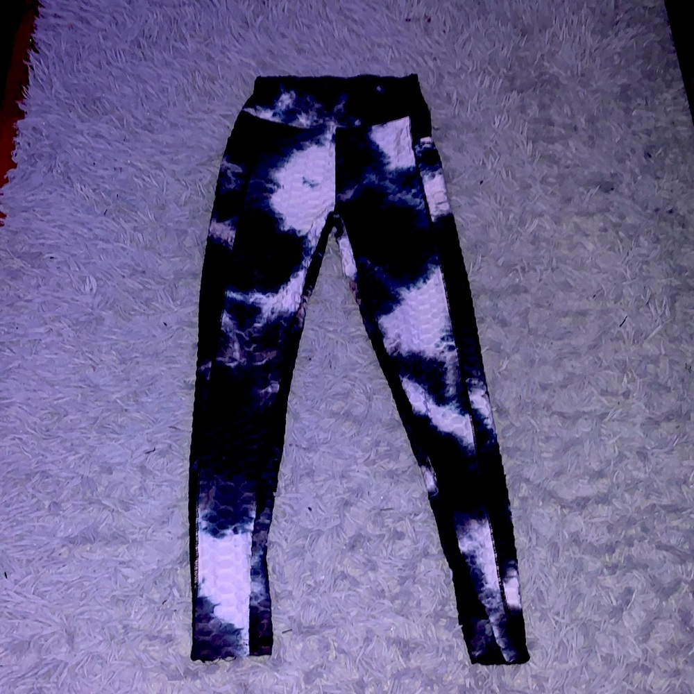 These are very lightly worn leggings that are known as Tiktok Leggings